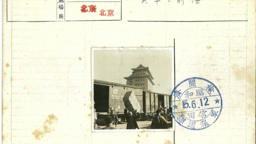 工人扛包裹靠近传统建筑火车.jpg
