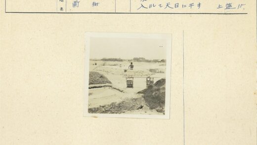 工人扛木桶土堆水池建筑背景.jpg