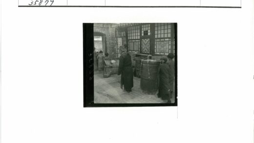 工人扛桶担架运送伤者.jpg