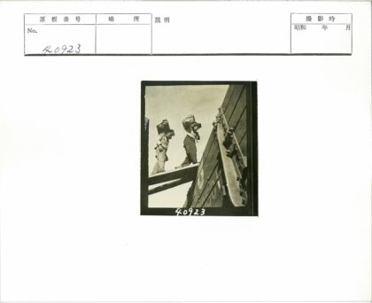 工人扛石过火车厢.jpg