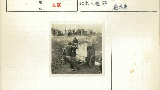 工人拉木车运送材料.jpg