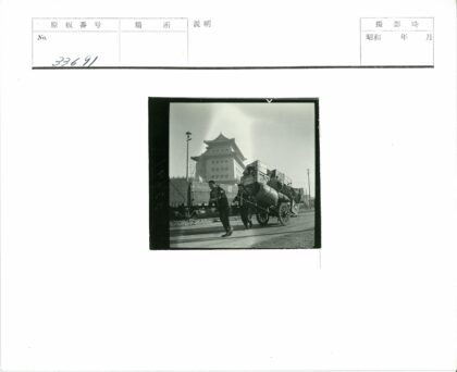 工人拉车与火车背景街景.jpg