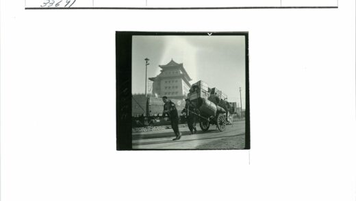 工人拉车与火车背景街景.jpg