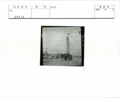 工人拉车经过高塔街道.jpg