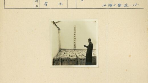 工人指向汉字标志的室内场景.jpg