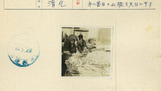 工人挑选木棍与建筑背景.jpg