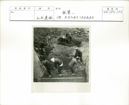 工人挖掘岩石地面施工现场.jpg