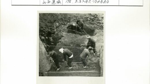 工人挖掘岩石地面施工现场.jpg