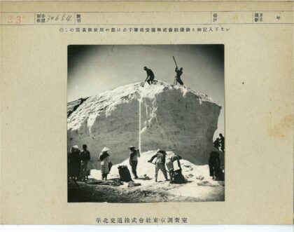 工人挖掘搬运巨型岩层工作场景.jpg