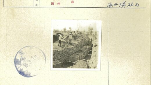 工人挖掘石砌壕沟施工场景.jpg
