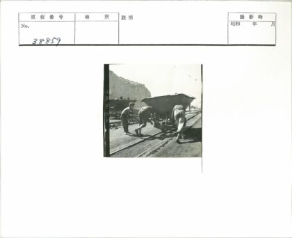 工人推电车悬崖旁铁轨.jpg