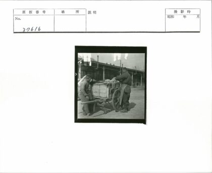 工人推货车的建筑背景.jpg