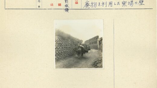 工人推车穿过狭窄堆物小路.jpg