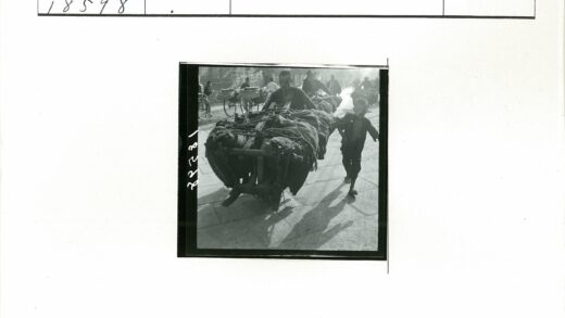 工人推车送货街景.jpg