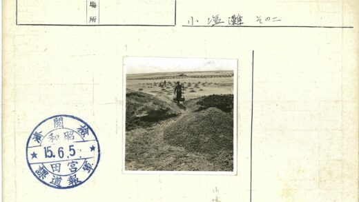工人提篮在土堆景观中劳作.jpg