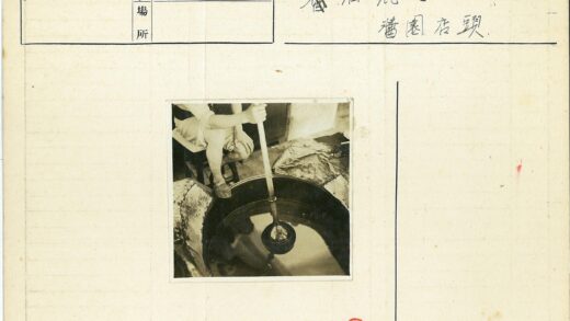 工人搅拌容器工作照.jpg