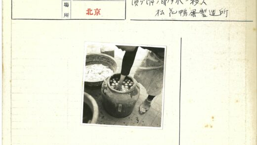 工人搅拌罐装液体与圆形物.jpg
