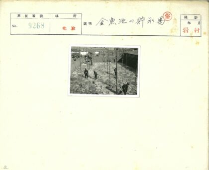 工人搬运冰块施工现场.jpg