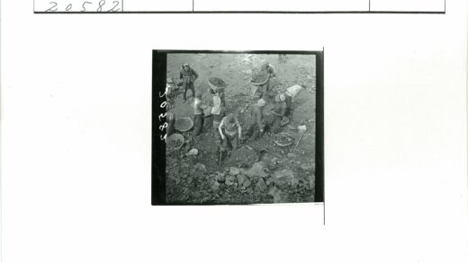 工人搬运岩石篮子工地实拍.jpg