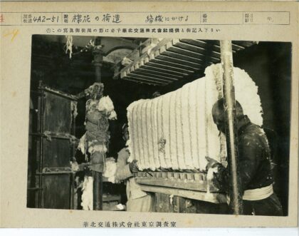 工人搬运布料与物料工作场景.jpg
