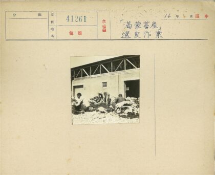 工人搬运建材的砖房施工场景.jpg