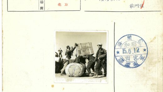 工人搬运木箱工作场景.jpg