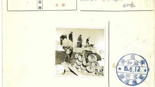 工人搬运材料木制平台户外工作.jpg