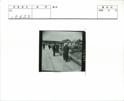 工人搬运燃料棒与损毁建筑.jpg