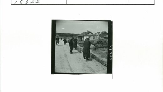 工人搬运燃料棒与损毁建筑.jpg