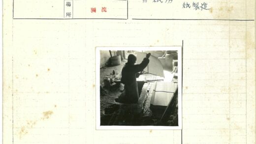 工人搬运筛子的室内工作场景.jpg