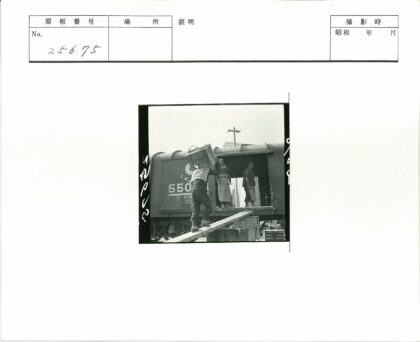 工人搬运货物上550号火车车厢.jpg