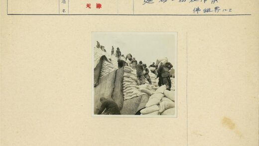 工人搬运麻袋堆垛.jpg