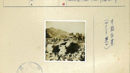 工人搬运麻袋山区建筑工地.jpg