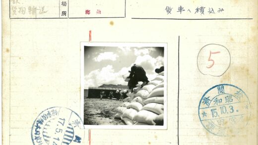 工人搬运麻袋的户外场景.jpg