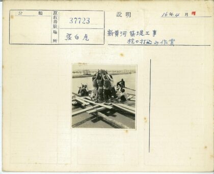 工人搭建临时木桥施工现场.jpg