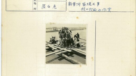 工人搭建临时木桥施工现场.jpg