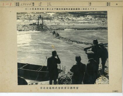 工人搭建临时桥岩石海岸风景.jpg