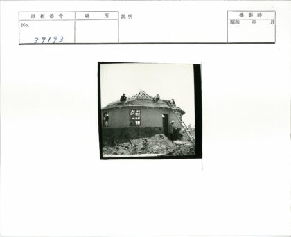 工人搭建圆形茅草屋顶木框架.jpg