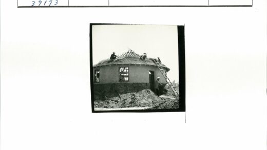 工人搭建圆形茅草屋顶木框架.jpg