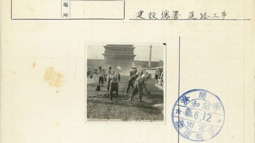 工人撒砾石传统建筑前施工场景.jpg
