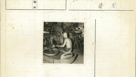 工人操作传统机械设备现场.jpg