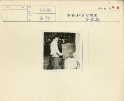 工人操作壁炉长柄工具.jpg
