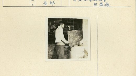 工人操作壁炉长柄工具.jpg