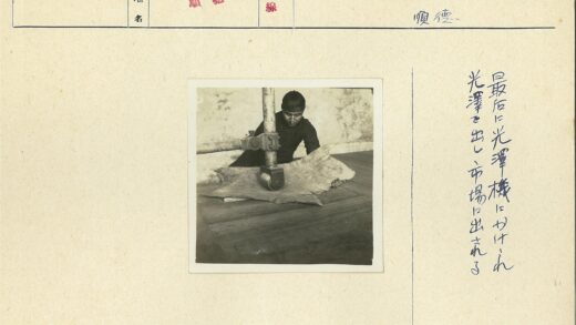 工人操作大型压力机加工材料.jpg