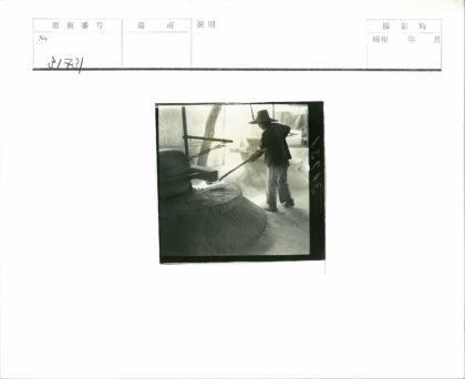 工人操作大型圆形基座加工材料.jpg