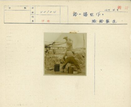 工人操作大型纺织材料工作场景.jpg