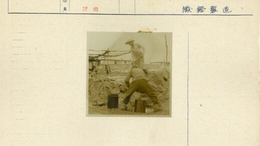 工人操作大型纺织材料工作场景.jpg