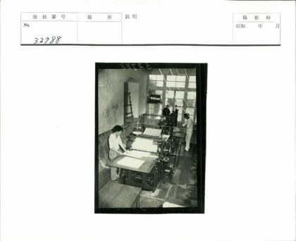 工人操作拱形门印刷机.jpg