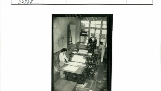 工人操作拱形门印刷机.jpg