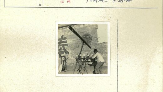 工人操作机器砖墙背景.jpg